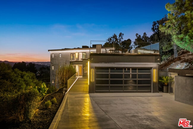 Foto del edificio - 7966 Mulholland Dr