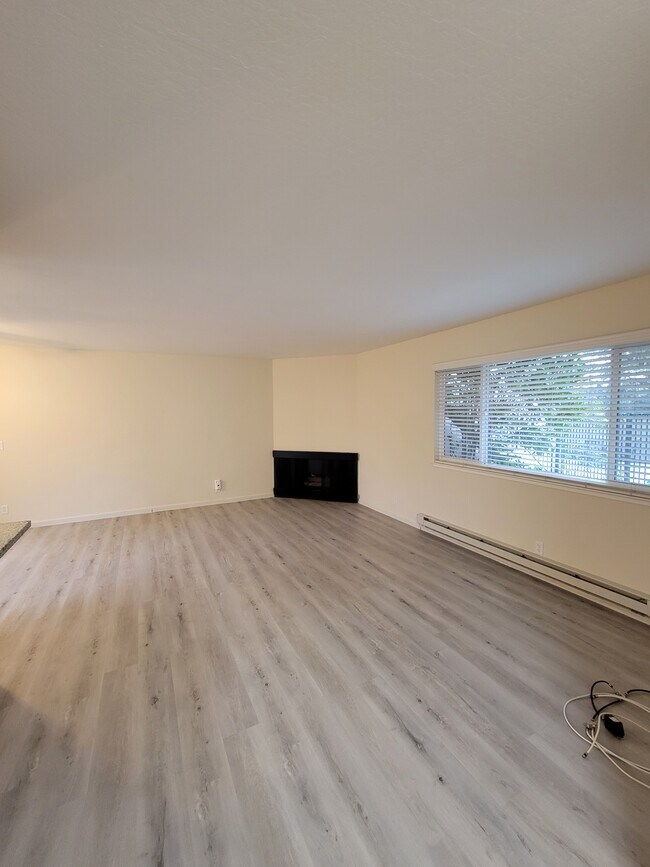 Building Photo - 10301 Alpine Dr