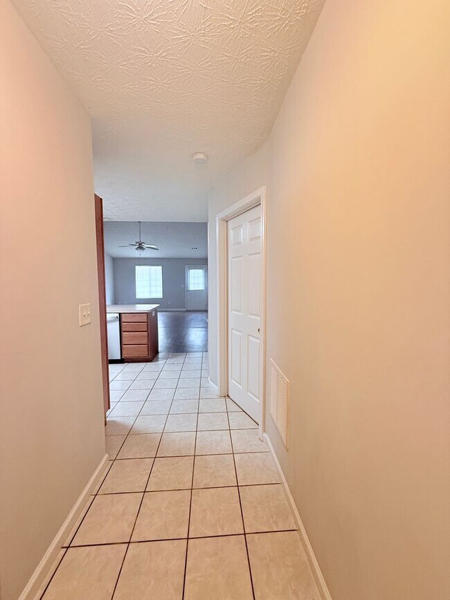 Foto del edificio - 2-bedroom ranch style home with garage parking!
