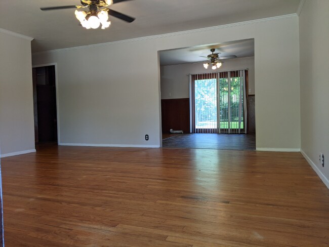 Building Photo - 1712 Laurel Rd