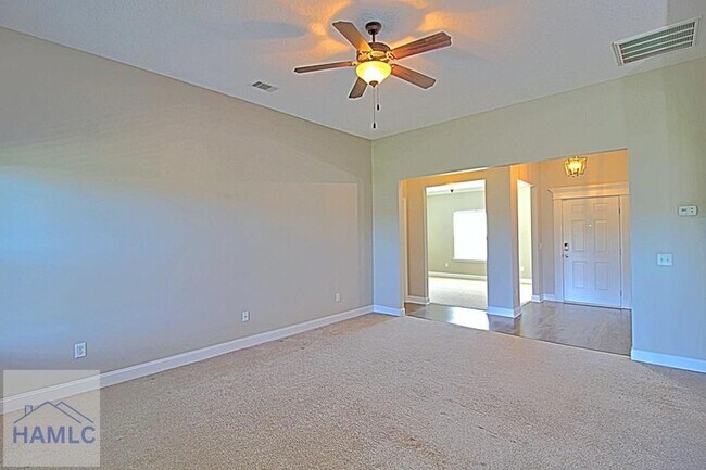 Foto del edificio - 582 Burke Dr