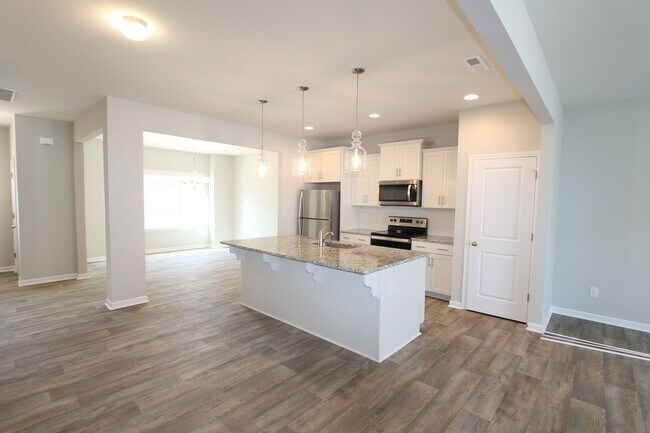 Building Photo - Don't miss out! BEAUTIFUL 3 Bedroom 2.5BTH...