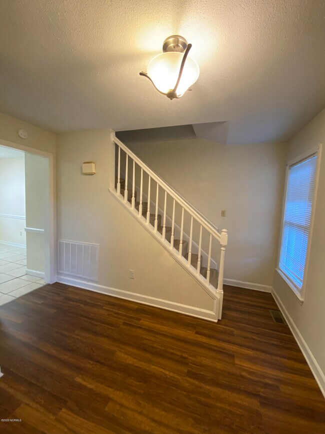 Building Photo - 502 Plantation Dr