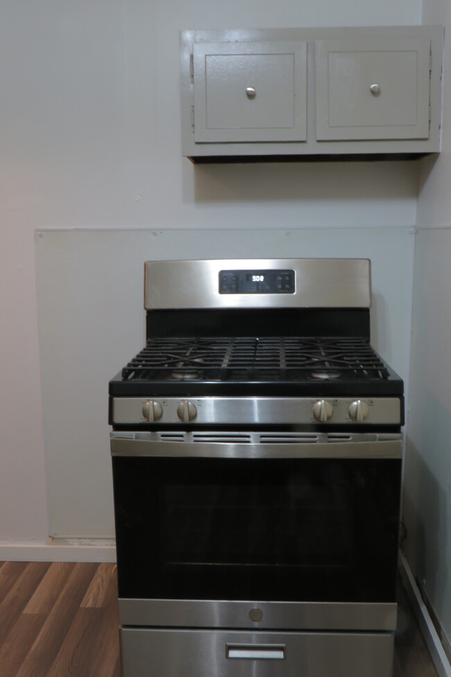 Stainless Steel Oven - 53 Gregory St