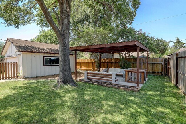 Building Photo - 5814 Weeping Willow Rd