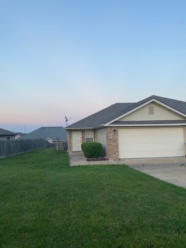 Foto del edificio - 3 bedroom 2 bath duplex with 2 Car Garage ...