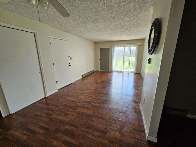 Building Photo - Quaint 2 BR/2 BA condo on westside of Spri...