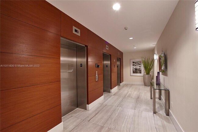 Foto del edificio - 1861 NW S River Dr