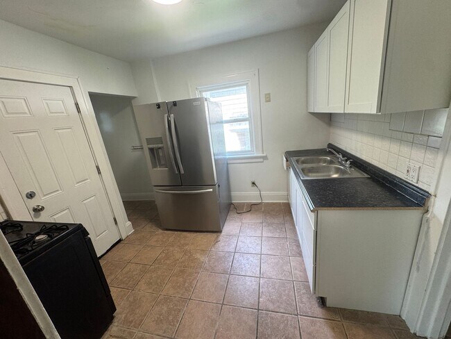 Foto del edificio - Move-In Ready Akron Home with Four Bedrooms and Outdoor Space