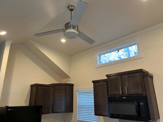 Foto del edificio - 5215 Crestway Rd