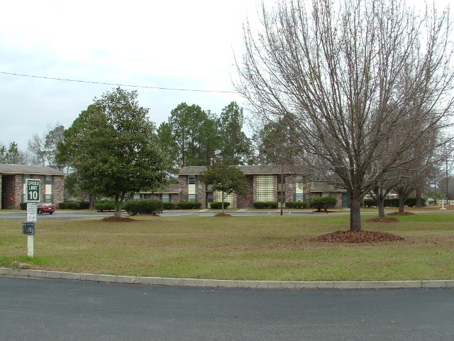 Primary Photo - Pinewood Park Apartments