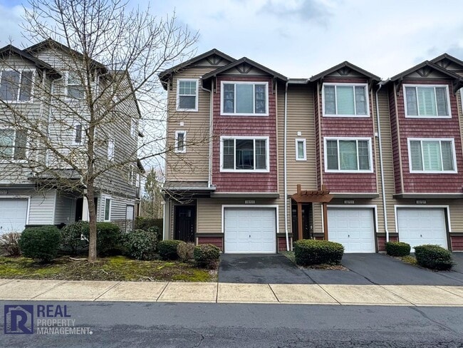 Building Photo - Beautiful Hillsboro Townhome with Garage Parking!