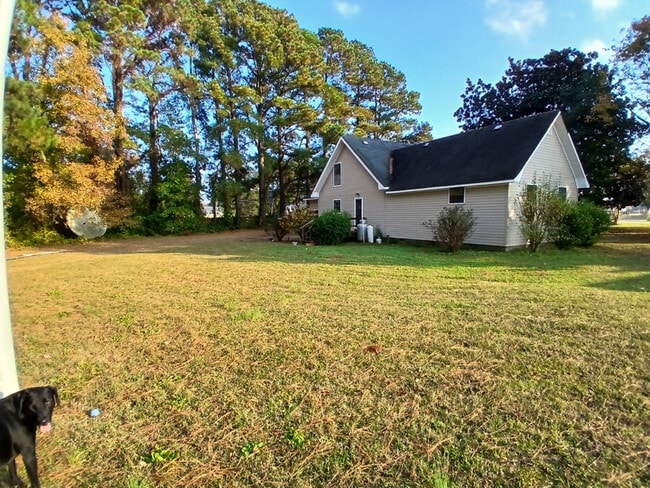 Building Photo - 205 South End Rd