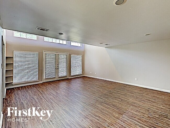 Foto del edificio - 13818 Lynnwood Ln