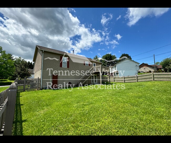 Building Photo - PRICE IMPROVEMENT! MOVE IN READY! Spacious...