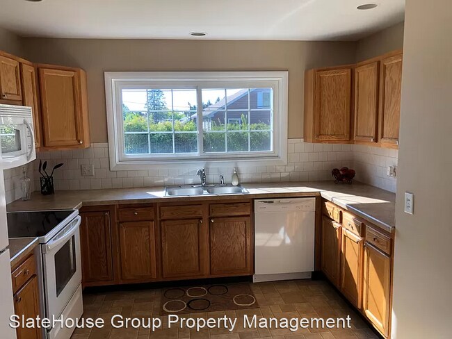 Building Photo - 3 br, 1.5 bath House - 2102 New Holland Pike