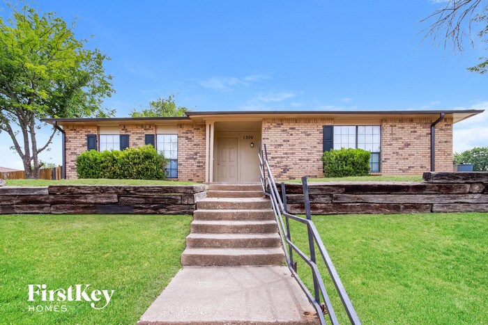 Foto principal - 1300 Royal Oak Dr