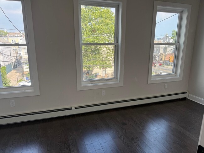 Foto del edificio - 331.5 Webster Ave