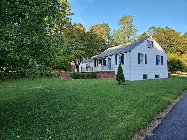 Building Photo - 3 Bedroom, 2 bath Home with Garage in New ...