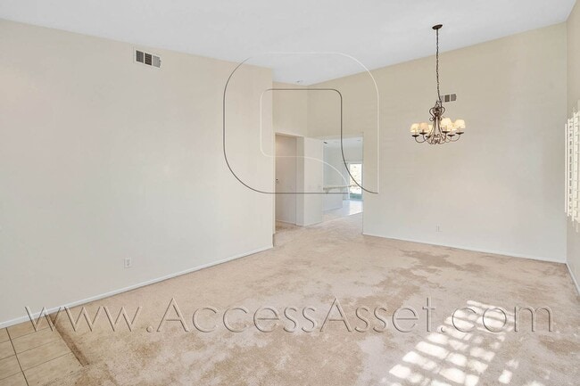 Building Photo - Beautiful And Spacious Single Story 4 Bed/...