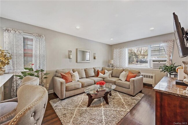 Foto del edificio - 100 Theodore Fremd Ave