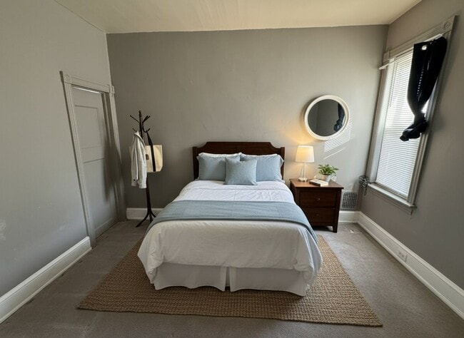 Building Photo - 724 State St