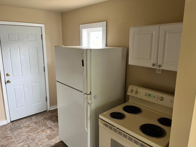 Building Photo - Property available now in Flint! (Section ...