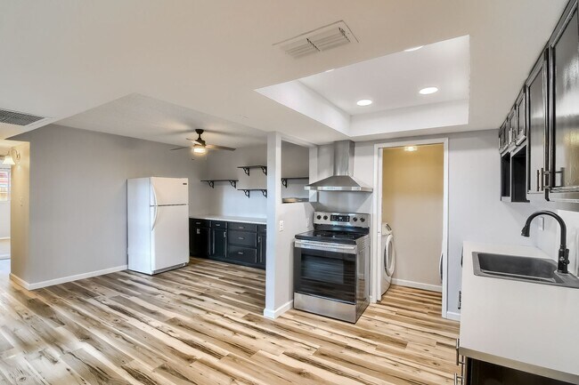 Building Photo - Three Bedroom Condo in Glendale