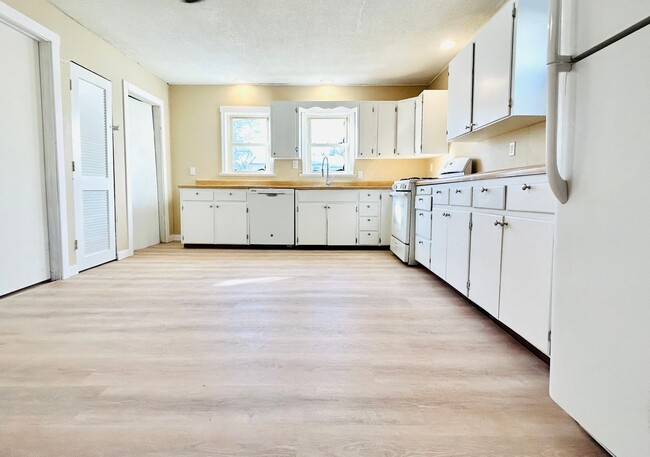 Building Photo - Newly Remodeled!