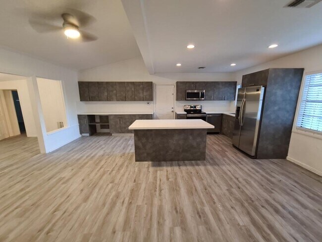 Building Photo - 940 Paseo Morella