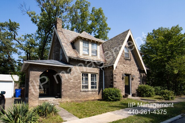 Building Photo - Charming Tudor-Style Home for Rent in Clev...