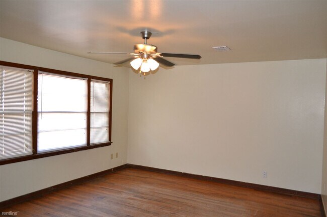 Foto del edificio - 3 br, 1 bath House - 2205 Staunton Dr