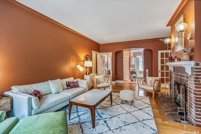 Foto del edificio - 38-30 Douglaston Pkwy