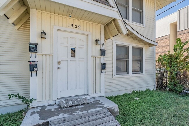Building Photo - Efficiency apartment in the Historical Fairmount District!