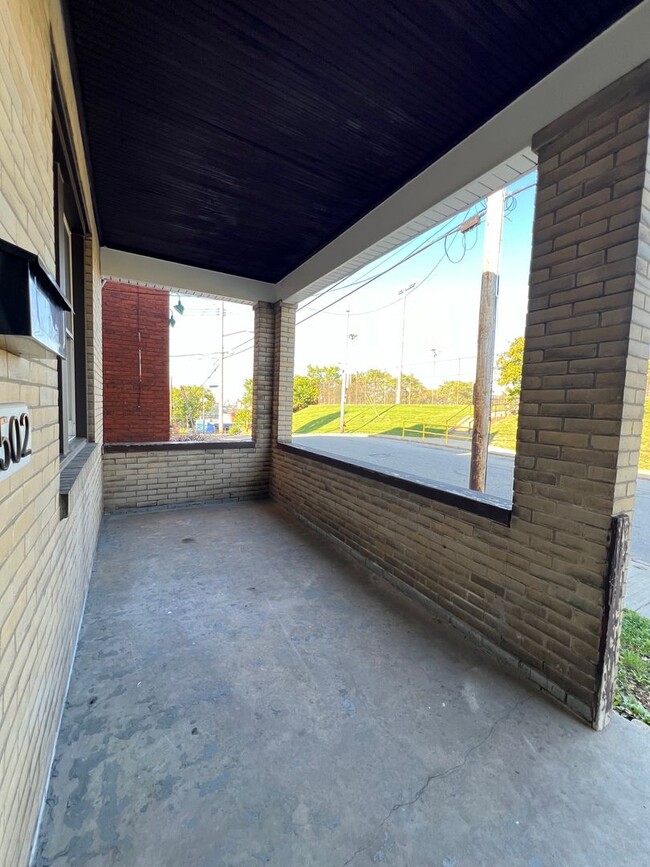Foto del edificio - Now showing 2BR 1 Bath Townhouse!