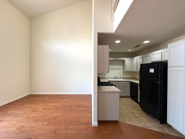 Foto del edificio - Beautiful 2-story townhouse located in a s...