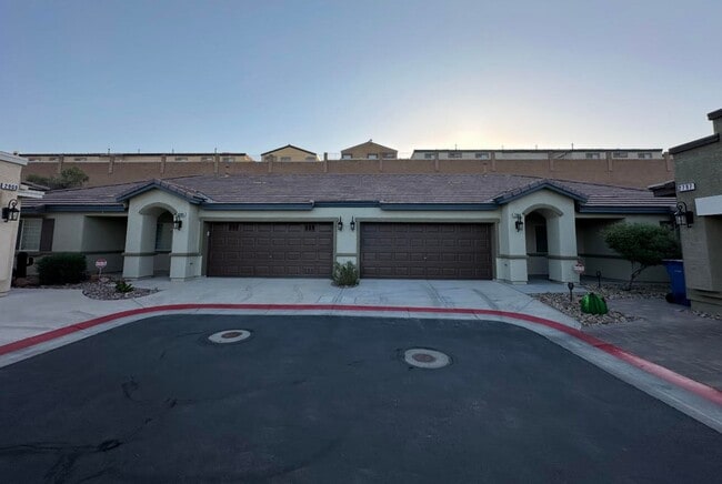 Building Photo - BEAUTIFUL 2 Bedroom 2 Bath Home