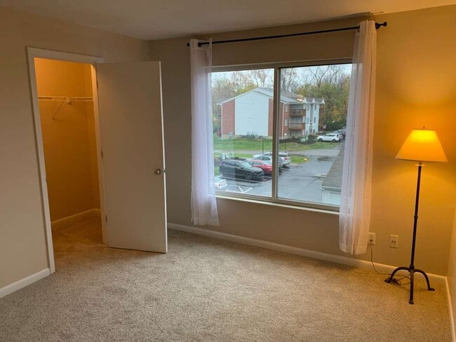 Guest Room 1 + Walk-in Closet - 533 Aspen Glen Dr