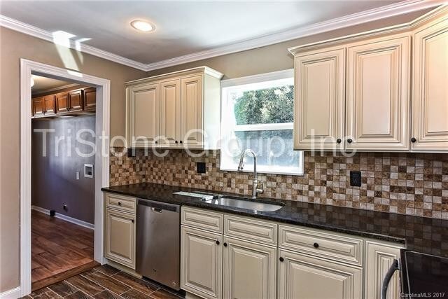 Foto del edificio - 232 E Statesville Ave