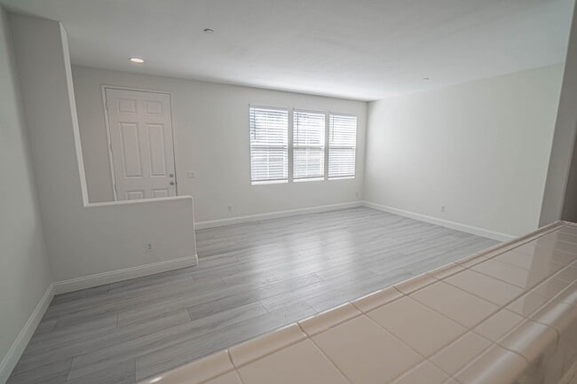 Building Photo - Creekside 3 Bedroom Townhome for Rent in V...