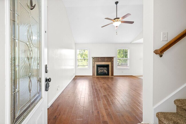 Foto del edificio - 3 Bedroom 2 Bath Pet Friendly Home For Rent Near Post!