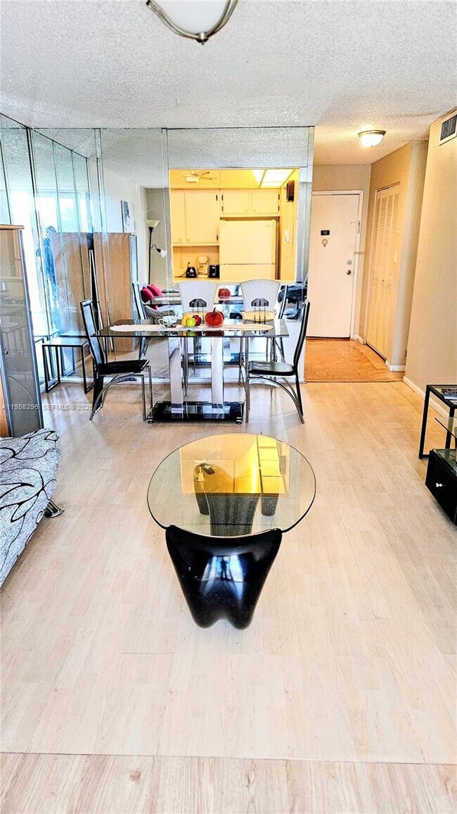 Foto del edificio - 16851 NE 23rd Ave