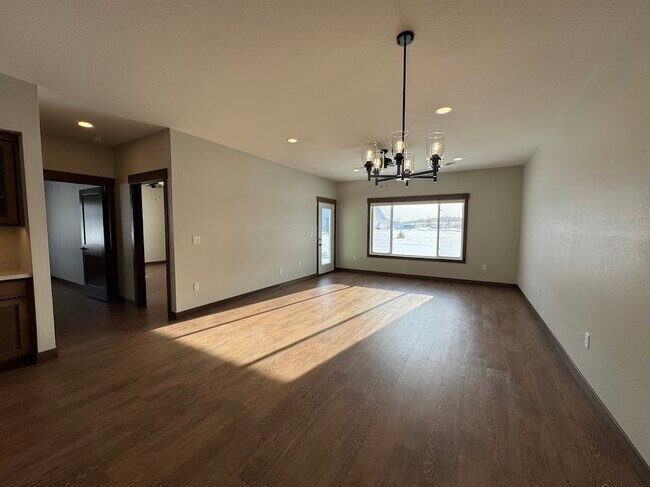 Building Photo - 628 Tree Farm Ln