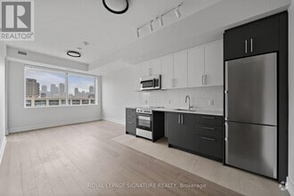 Building Photo - 664-664 Spadina Ave.
