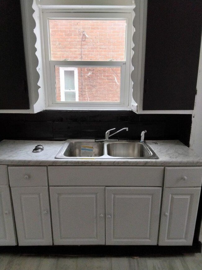 Building Photo - 3 bedroom available Now located on the city’s east side