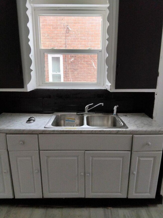 Foto del edificio - 3 bedroom available Now located on the city’s east side