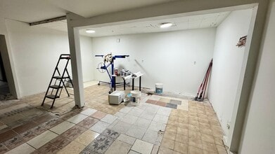Building Photo - 5235 Rue Wellington