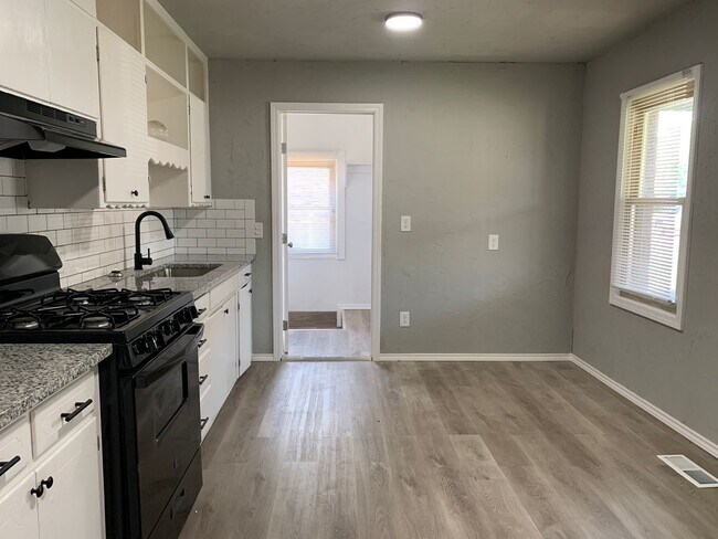 Building Photo - Great 4 Bedroom!!!