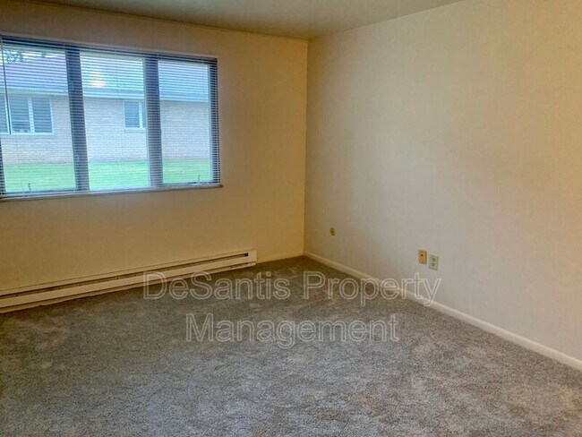 Building Photo - 404 Lunar Ln