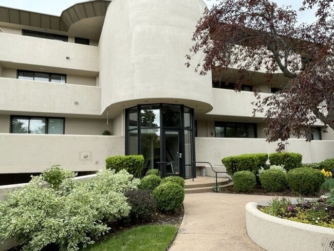 Building Photo - Two Bedroom Condo Available In Downtown Boulder
